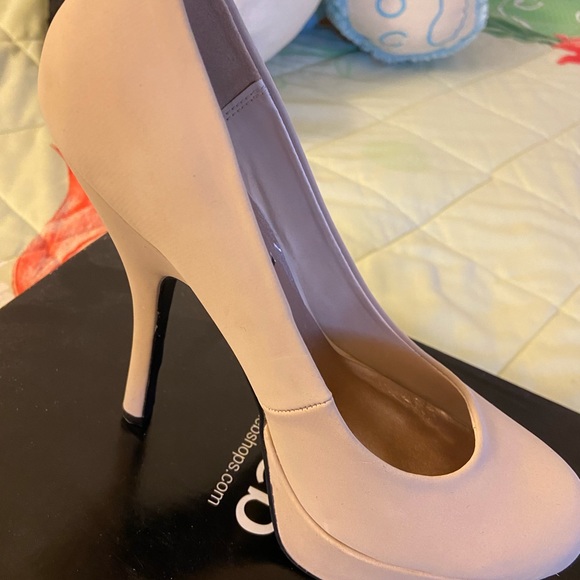 Heels - Picture 3 of 7